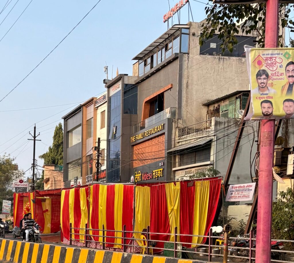 कहीं बांधे जा रहे कनात, तो कहीं सजाए जा रहे वाहन