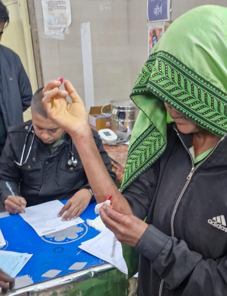 चाकू लगने पर महिला घायल