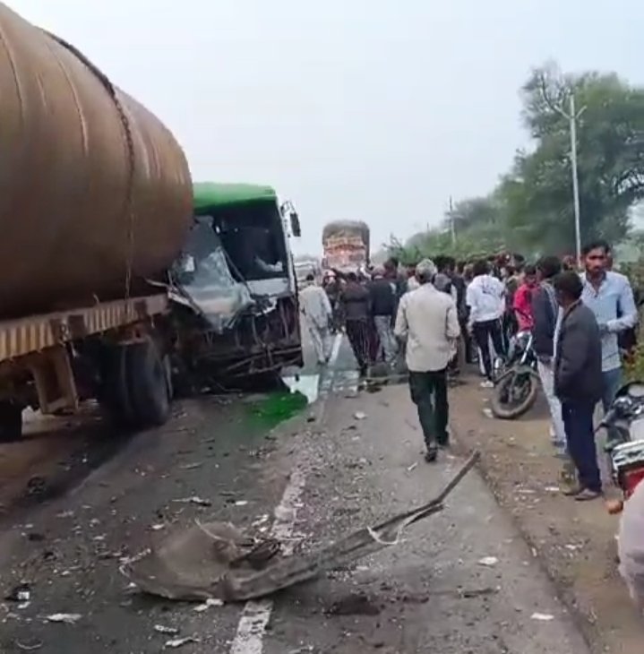 चार्टर बस से टैंकर की भिड़ंत
