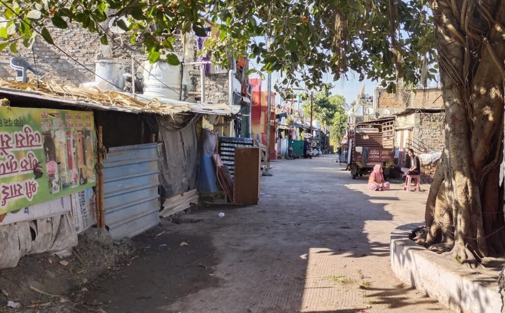 पुलिया नहीं बनने से परेशान हैं बस्ती के लोग