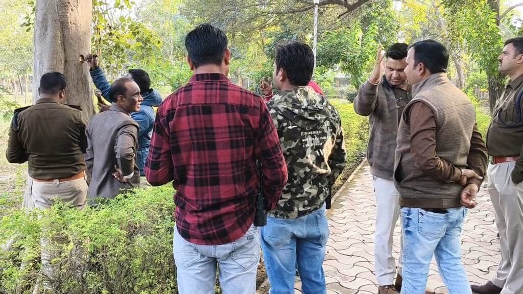 डेढ़-दो  वर्ष पूर्व सामने आई एक गोलीकांड की शिकायत पर एफ एस एल टीम पहुंची, पेड़ से बुलेट निकला