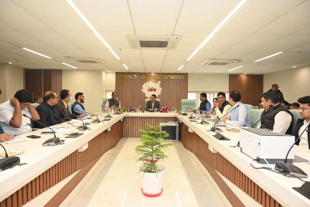 इंदौर को देश के टॉप 10 शहर में शामिल करने की योजना बने