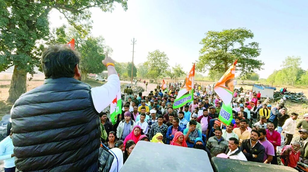 रोजगार न देने पर युवा कांग्रेस ने  माइनिंग कंपनी का किया घेराव
