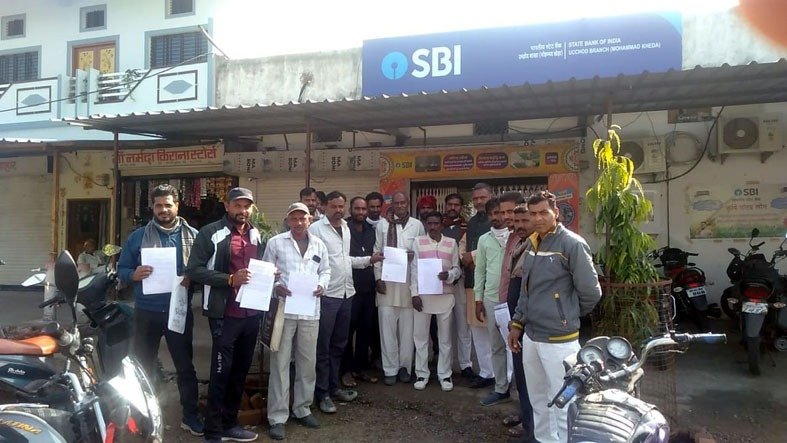 बैंक मैनेजर और कर्मचारी पर पुलिस ने दर्ज किया प्रकरण