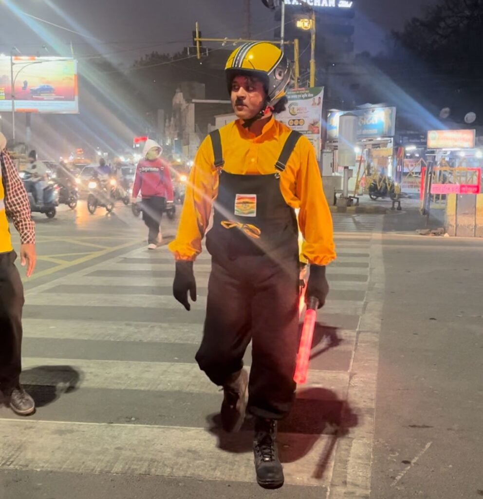 चार्ली चैप्लिन ने कहा, भैया, ज़रा देख के चलो, नियमों का पालन करो