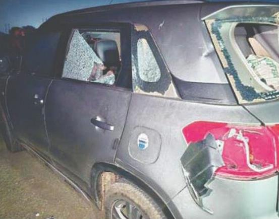 किसान नेता पर नकाबपोश बदमाशों ने किया हमला, कार में तोडफ़ोड़