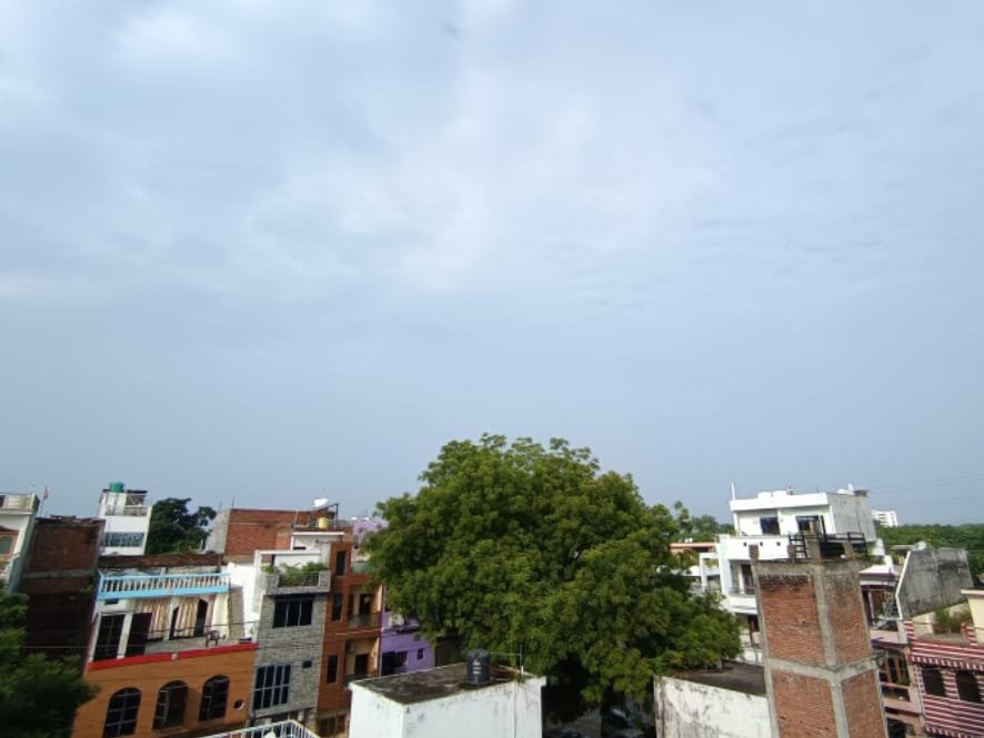 दिन में चटख धूप तो रात में जबरदस्त ठिठुरन