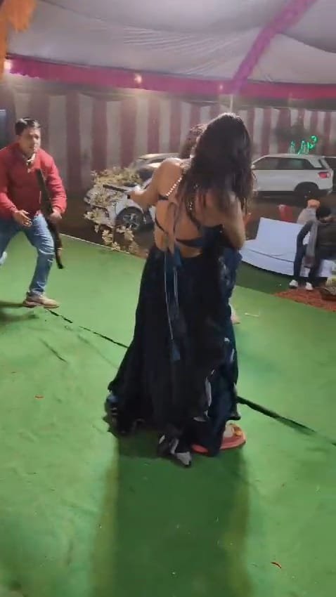 हथियारों संग बार बालाओं का डांस