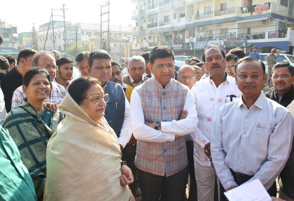 महापौर ने किया अन्नपूर्णा से फूटी कोठी तक बनने वाली सड़क निर्माण का निरीक्षण