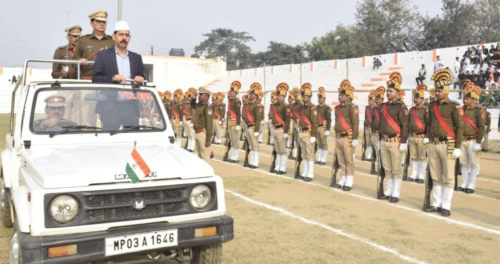 गणतंत्र दिवस के फाइनल परेड का कलेक्टर, एसपी ने किया निरीक्षण