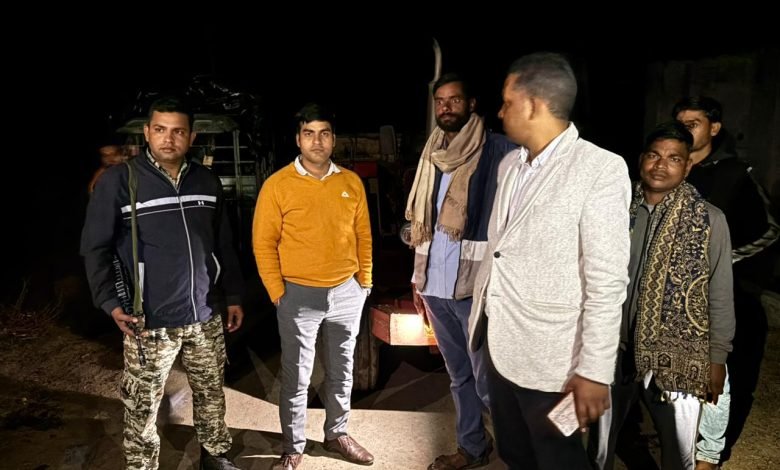 दबोह में अवैध रेत से भरा ट्रैक्टर पकड़ा, थाने के सुपुर्द किया