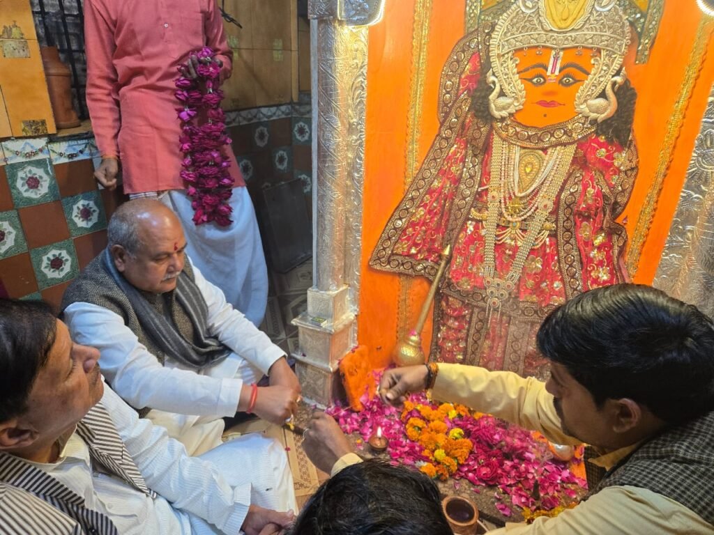 विधानसभा अध्यक्ष नरेन्द्र सिंह ने दंदरौआ धाम में हनुमान एंव गऊ पूजन कर अभिषेक किया