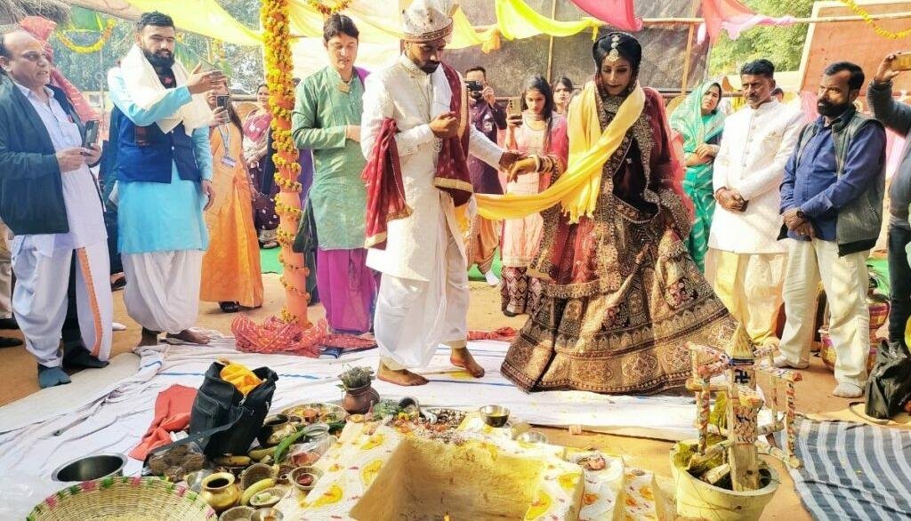 ग्वालियर में बनी गौशाला में पहली डेस्टिनेशन वेडिंग  बैलगाड़ी में हुई दुल्हन की विदाई