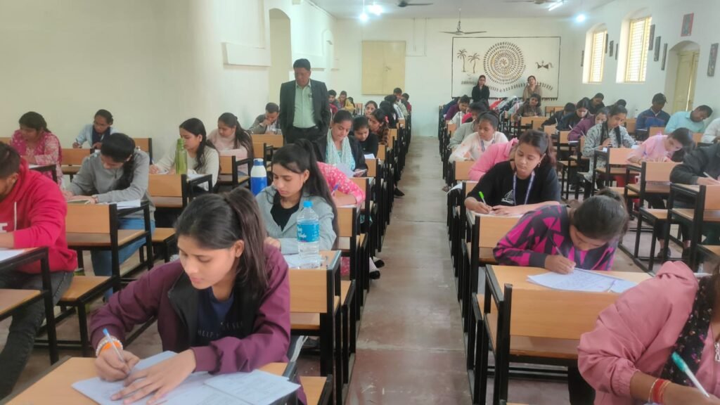 दोनों पाली की परीक्षा में अचानक पहुंचे कुलगुरु