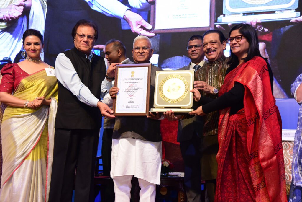 राज्यपाल पटेल ने ग्वालियर की कलेक्टर एवं जिला निर्वाचन अधिकारी रुचिका चौहान को किया सम्मानित