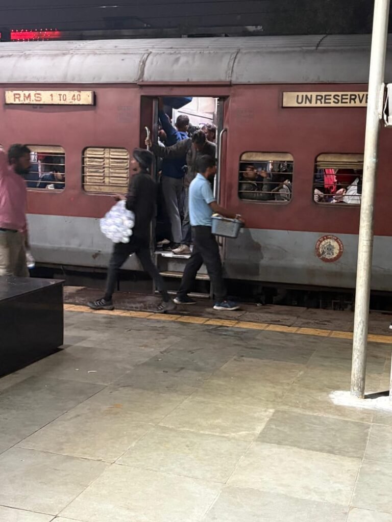 ट्रेनों में नहीं तिल रखने की जगह, बिहार बंगाल की ट्रेनों में नो रूम