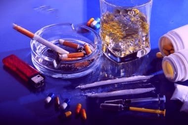 शराब के साथ ड्रग्स-गांजे पर भी सख्त कदम उठाए सरकार