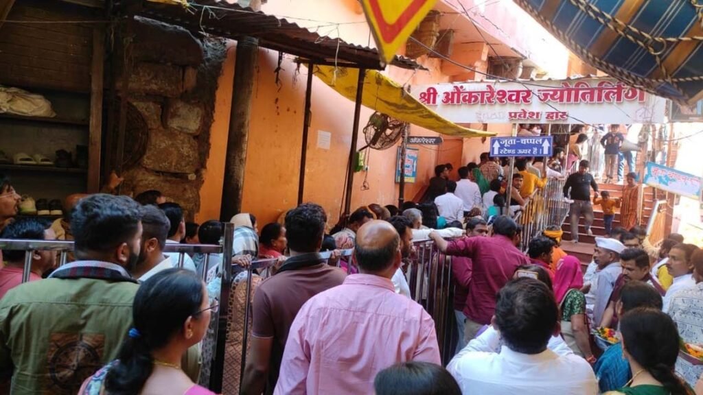 ओंकार पर्वत की परिक्रमा कर दर्शन लाभ लिए