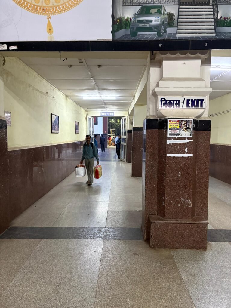 स्टाफ की कमी के चलते सुने हुए मुख्य द्वार