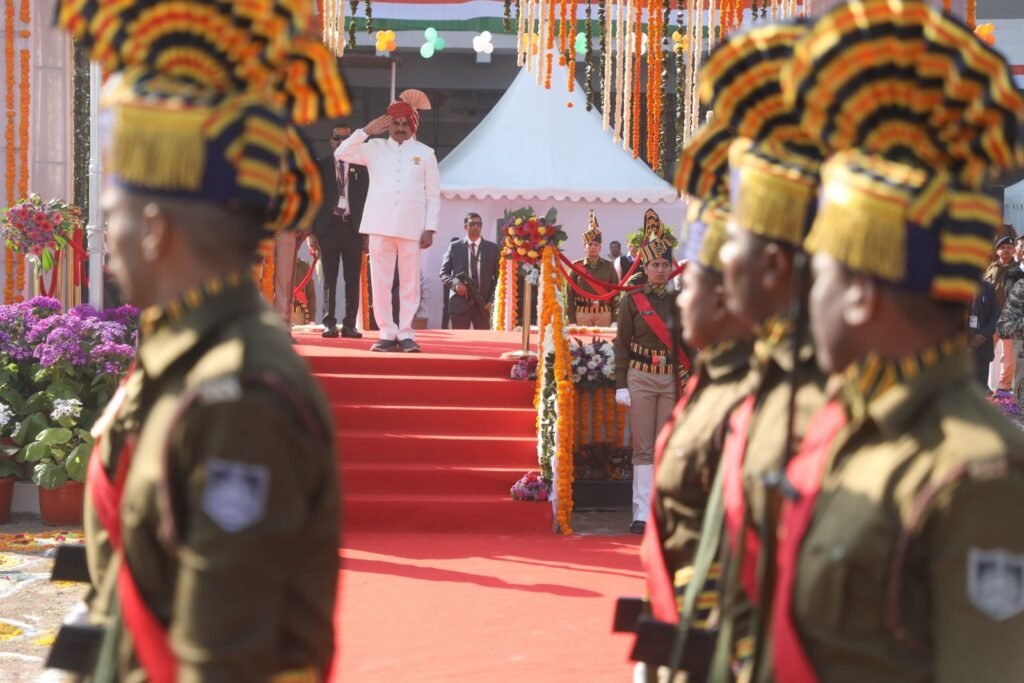 परेड की सलामी लेते हुए मुख्य मंत्री डा मोहन यादव