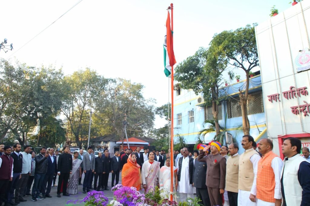 महापौर द्वारा गणतंत्र दिवस पर निगम प्रांगण में ध्वजारोहण
