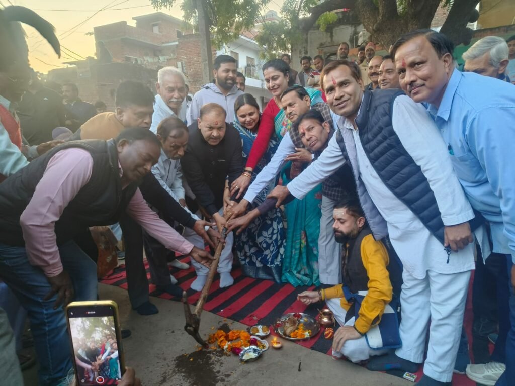 महापौर एवं विधायक डाॅ. सिकरवार ने किया सीवर लाईन के लिये भूमिपूजन