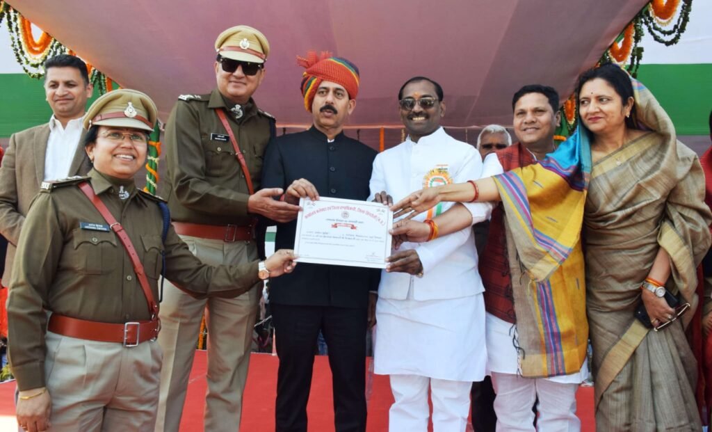 मोरवा एवं विंध्यनगर निरीक्षक को मिला प्रशस्ति पत्र