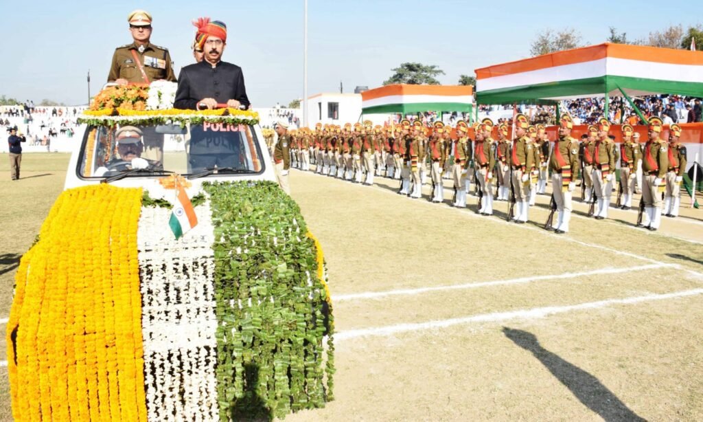 जन गण मन राष्ट्रगान के साथ फहराया गया तिरंगा