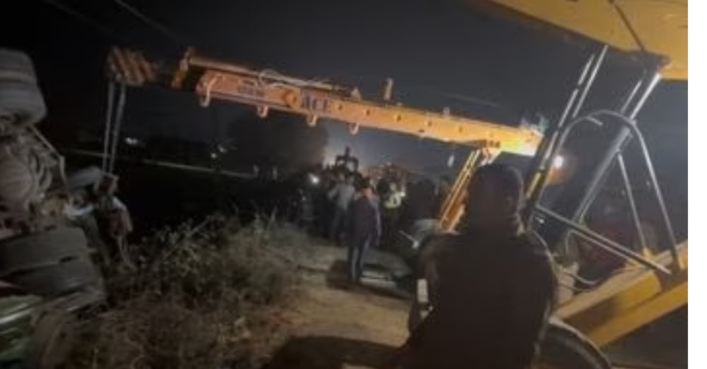 भिंड में हाईवे पर पलटी बस, 12 यात्री घायल