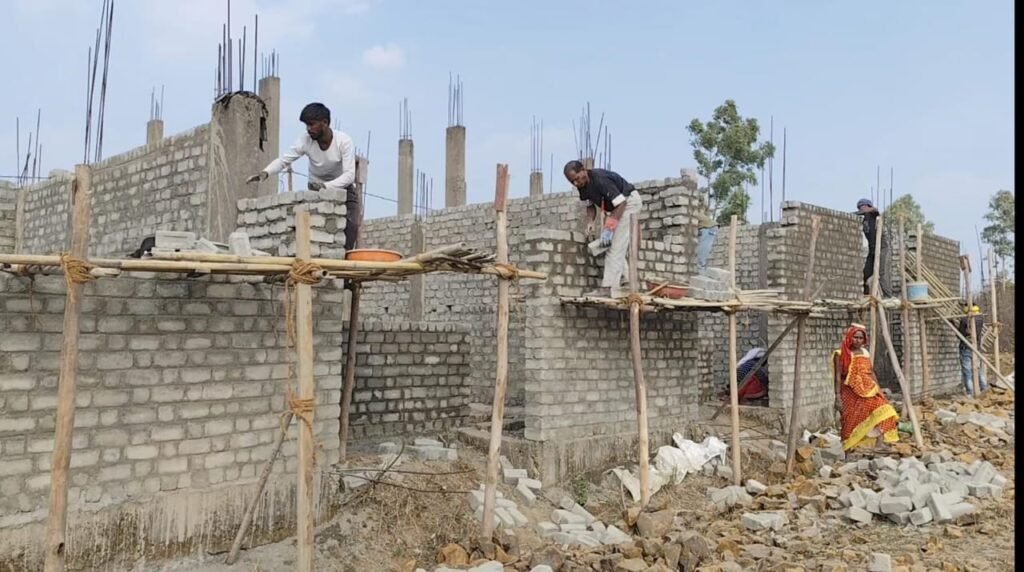 आम आदमी के पक्के आवास निर्माण में सेंधमारी कर रहा ठेकेदार