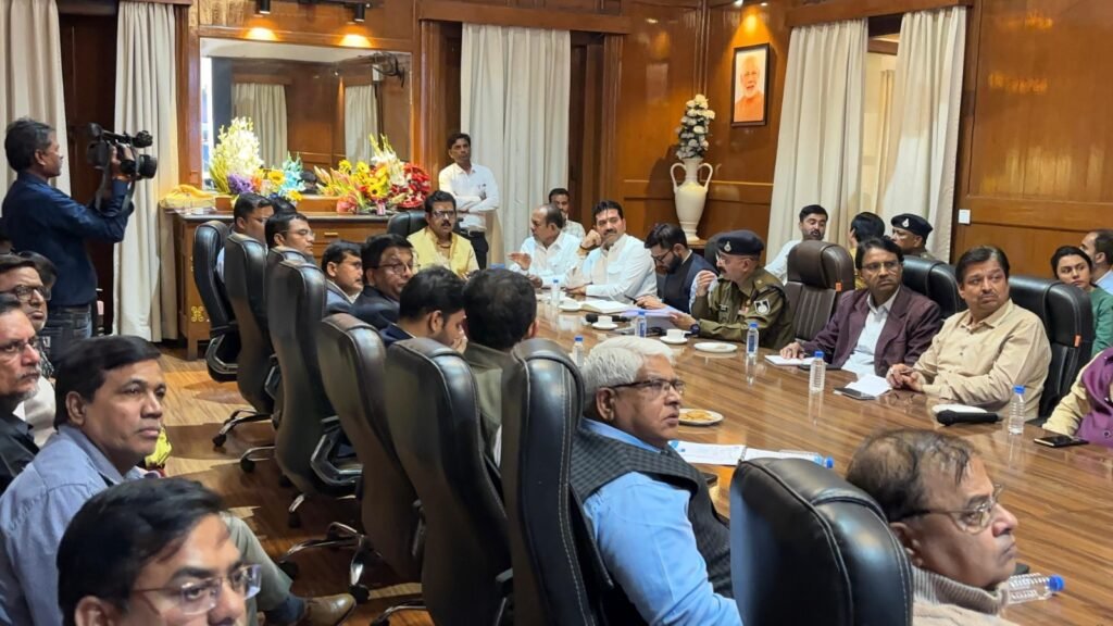 यातायात के नियमों का पालन करने लोगों को जागरूक करें