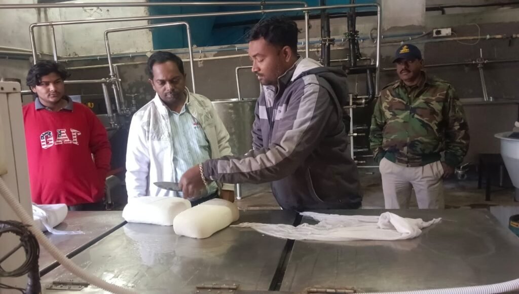 खाद्य विभाग की टीम ने फर्मों में मारे छापे