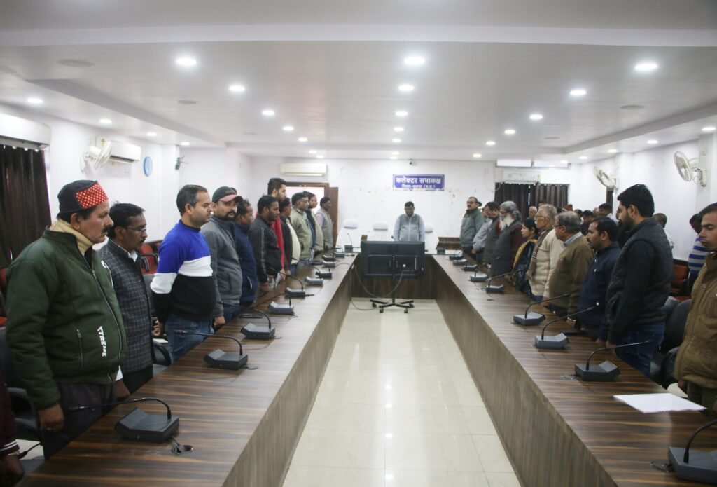 शहीदो की स्मृति मे दो मिनट का मौन