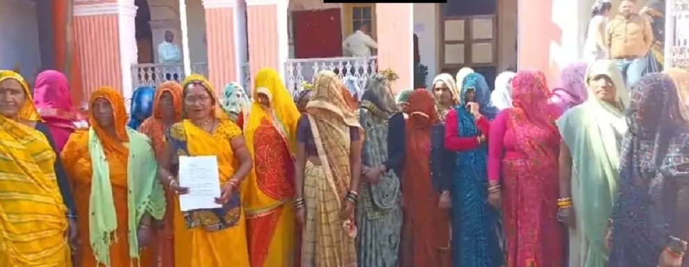 महिला सफाई कर्मियों ने कलेक्टर से मांगी स्वयं की सुरक्षा, ट्रांसफर का विरोध