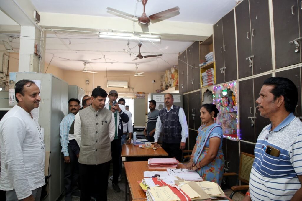 महापौर ने खुद बंद कराई अनावश्यक लाइट व पंखे