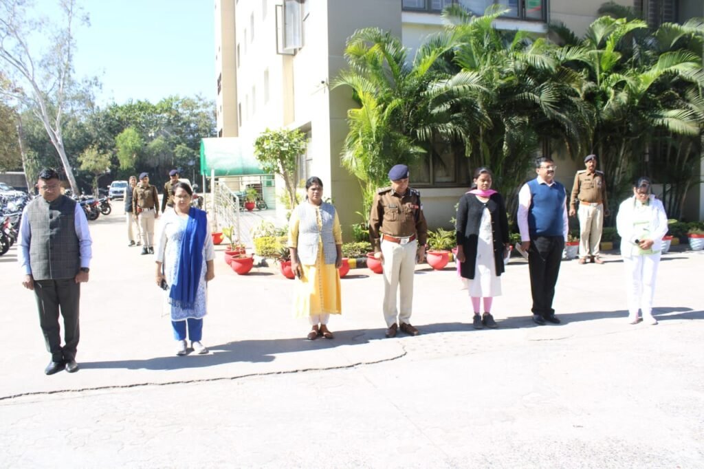 स्वतंत्रता संग्राम शहीदों की स्मृति में मौन धारण