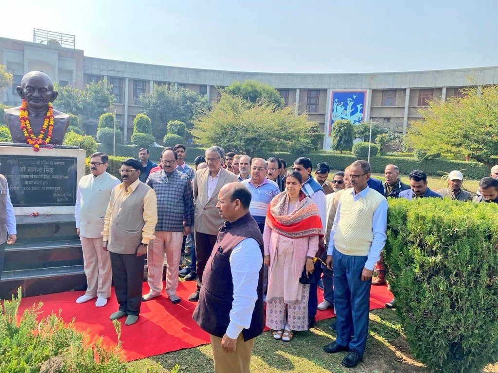 कुलगुरु के नेतृत्व में ग्रामोदय परिवार ने दी श्रद्धांजलि