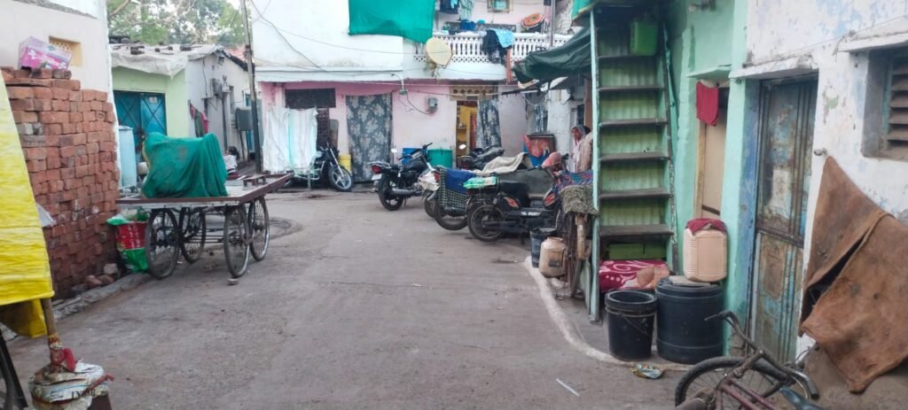 नलों में आ रहा सीवरेज का गंदा पानी