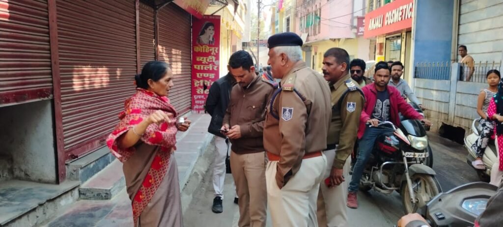 मंत्र फूंककर महिला के जेवरात ले गए ठग