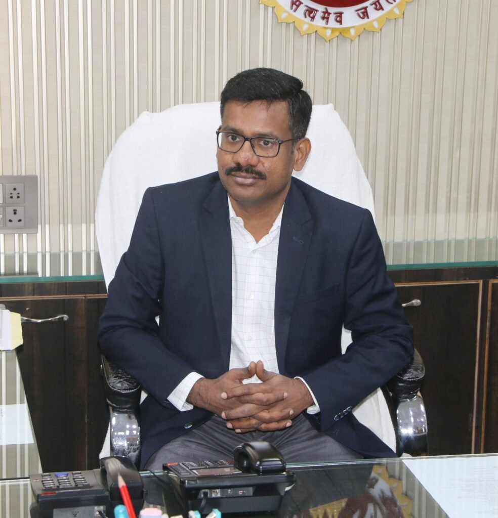नवागत कलेक्टर डा सतीश कुमार एस ने किया पदभार ग्रहण