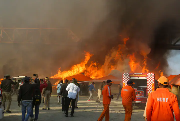 महाकुंभ में लगी आग से जलकर खाक हुए कई टेंट, घटना स्थल पर पहुंचे CM योगी