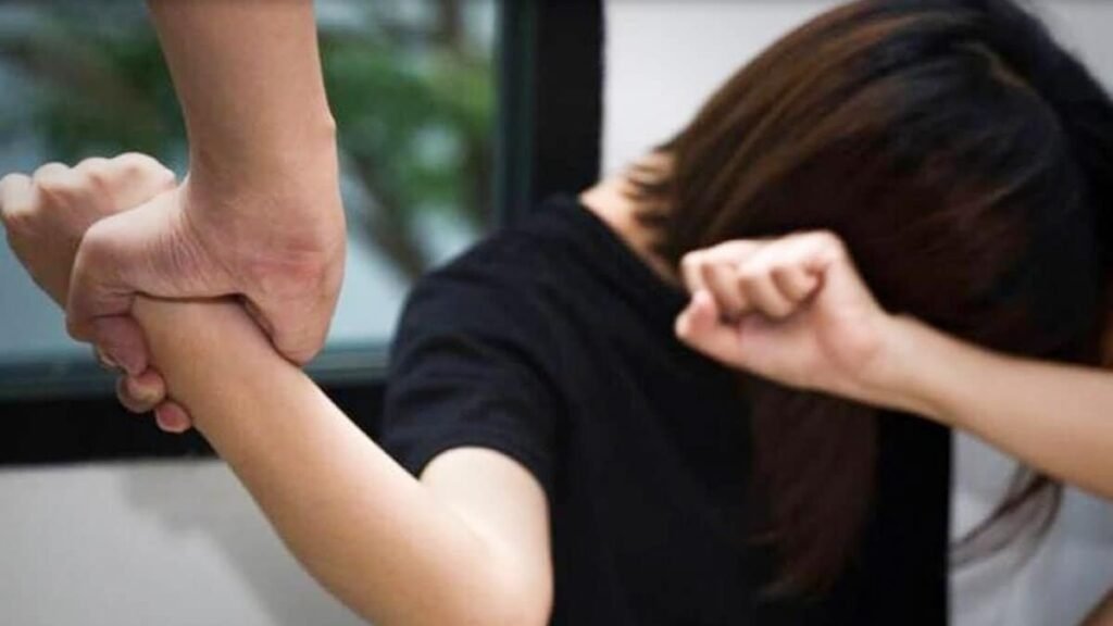 युवती का पीछा कर 3 युवकों ने की अश्लील हरकत 