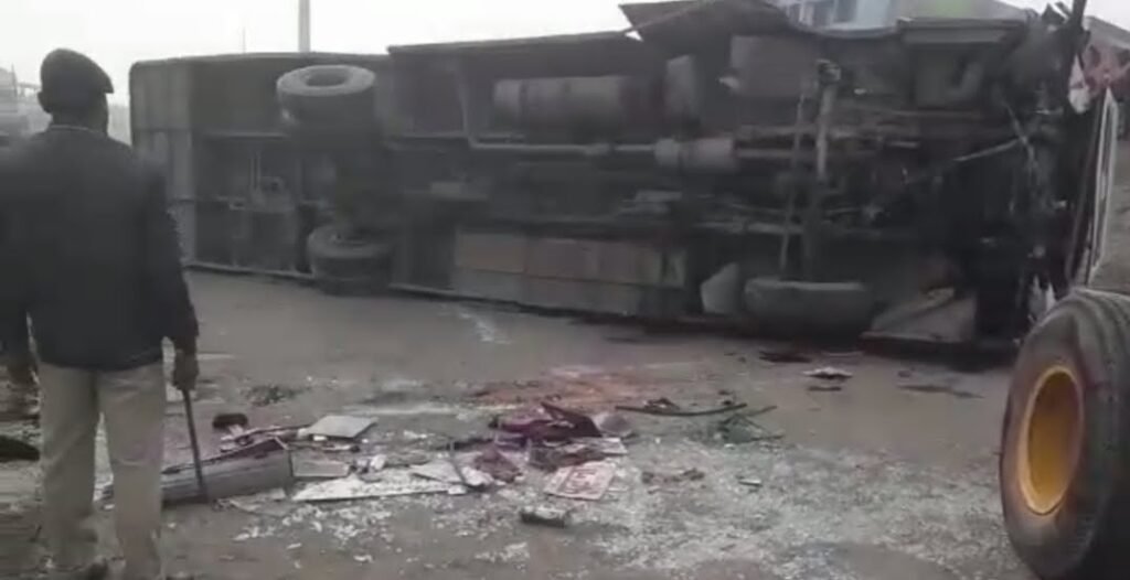 बस के पलटने से एक दर्जन से अधिक लोग घायल