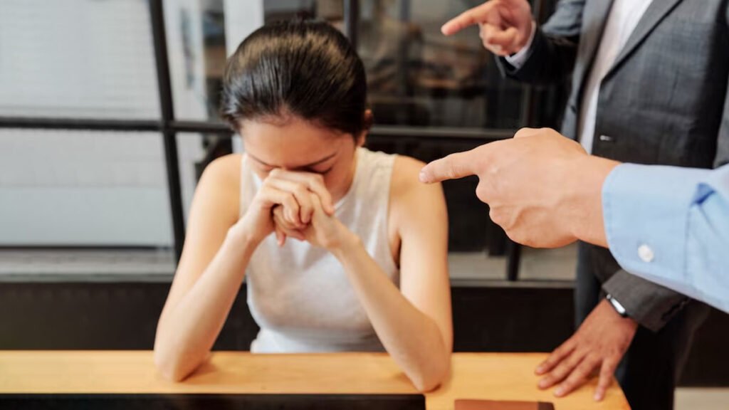 बदनाम करने की धमकी देकर मांगे 20 लाख 