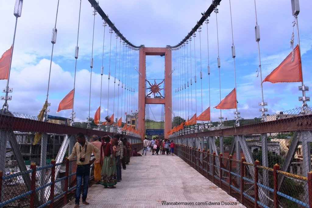 ओंकारेश्वर में झूला पुल के पास बनीं 11 दुकानों की जांच जरूरी