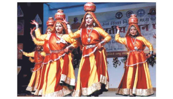 नूतन कॉलेज में नृत्य से बिखेरी लोक संस्कृति की खुशबू