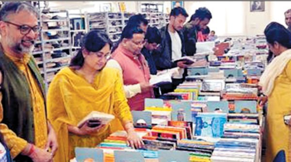 पत्रकारिता विवि में लगी पुस्तक प्रदर्शनी