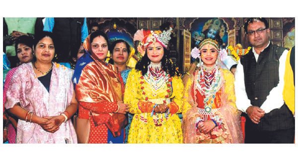 श्रीमद् भागवत में जमकर खेली फूलों की होली