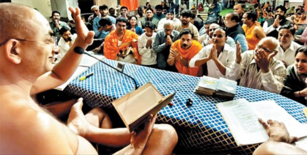 सुख-शांति के लिए आडंबर रहित जीवन जियो