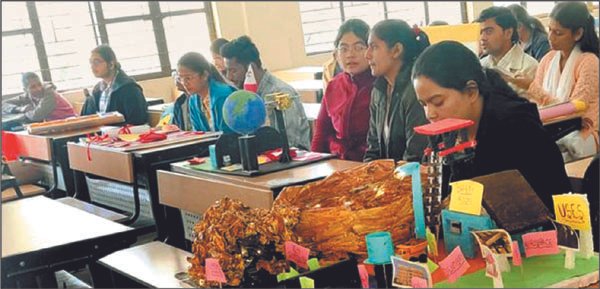 विद्यार्थियों ने बेस्ट आउट ऑफ वेस्ट थीम पर बनाए मॉडल